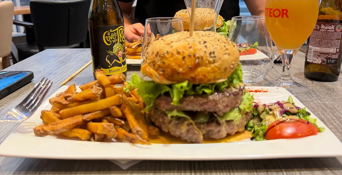 Le Burger maison et frites dorées