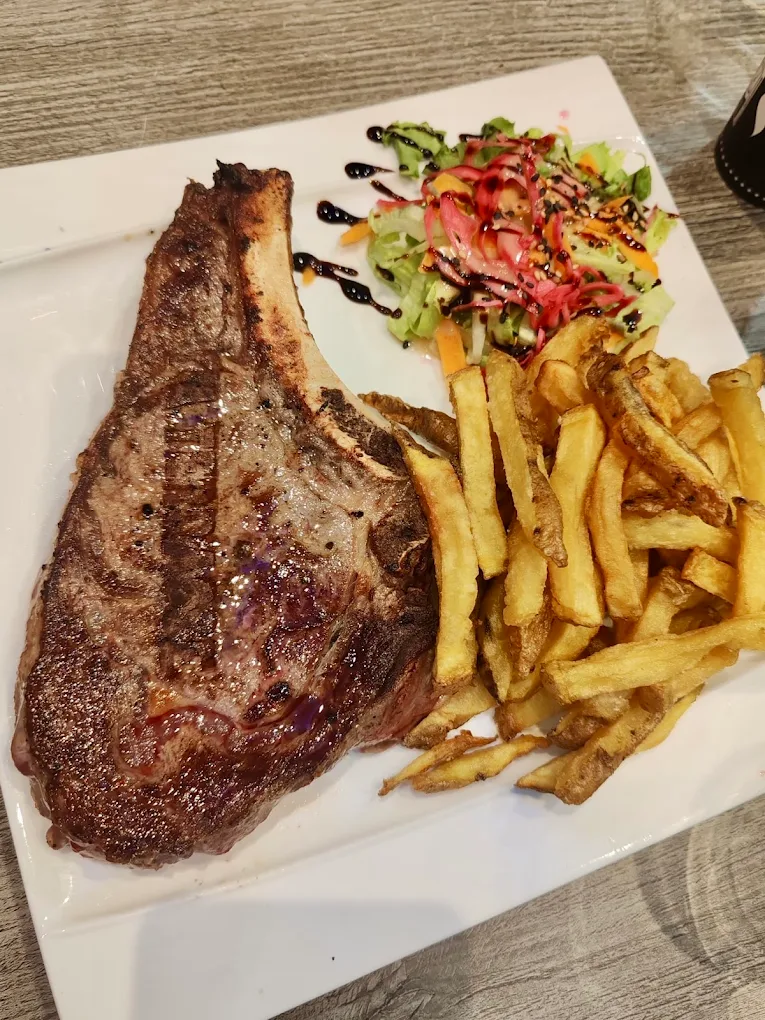 Pièce de viande grillée et frites maison