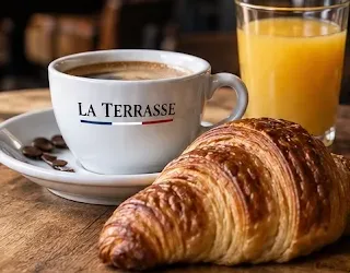 Croissants dorés et café bistrot