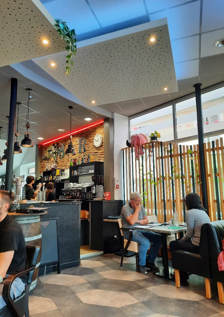 L'ambiance conviviale du bar et de la salle