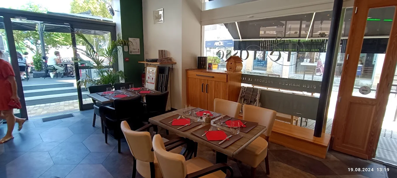 La salle intérieure conviviale et climatisée du restaurant La Terrasse