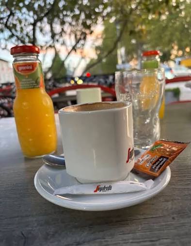 Café du matin servi en terrasse