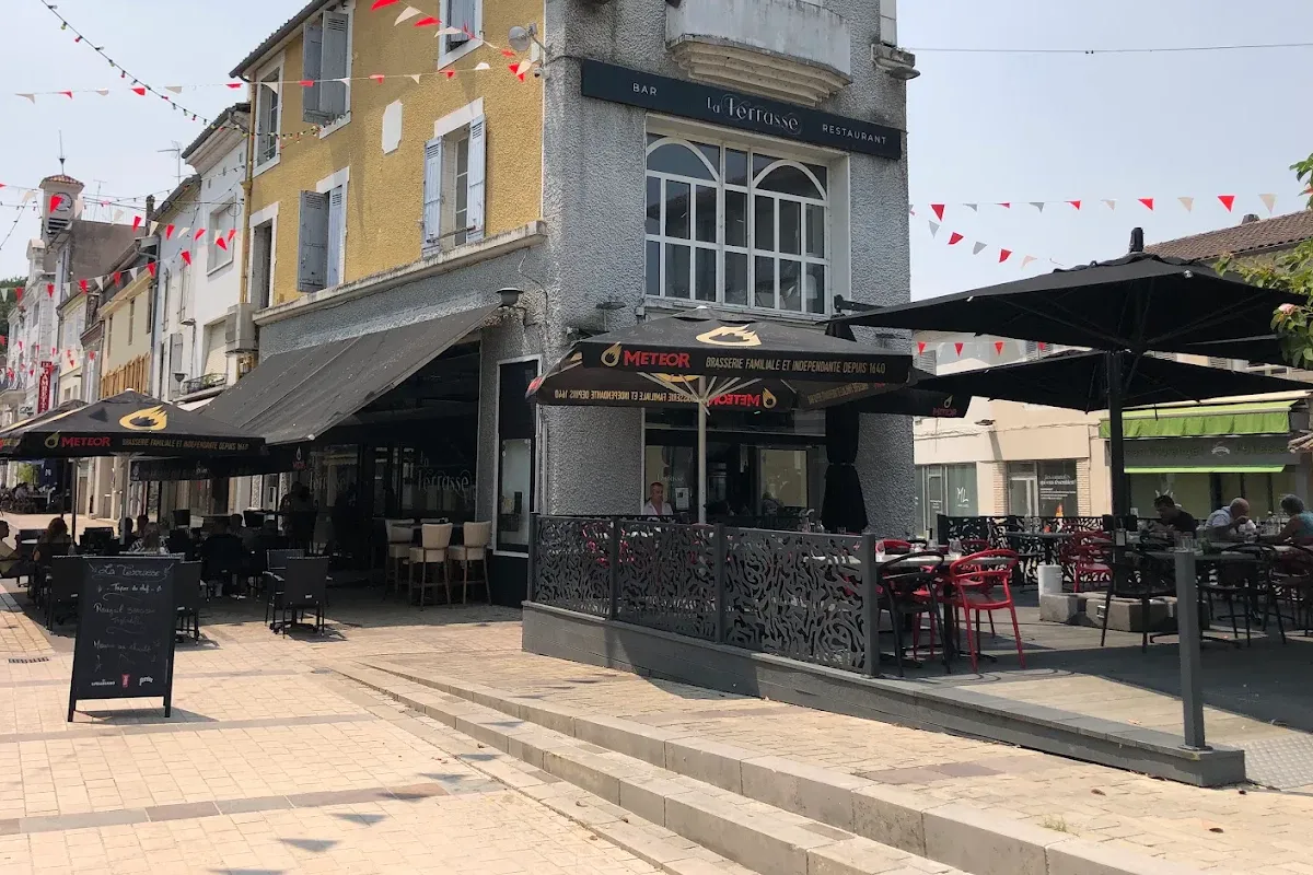 La terrasse et le bâtiment du restaurant La Terrasse au cœur d'Aire-sur-l'Adour